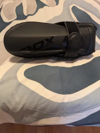 Espinilleras Muay Thai/Artes Marciales marca RDX