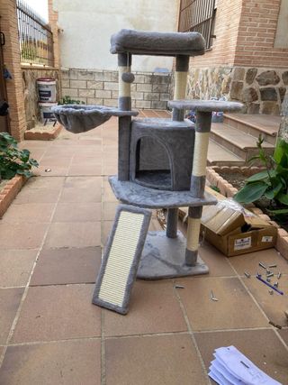 Árbol rascador para gatos gris