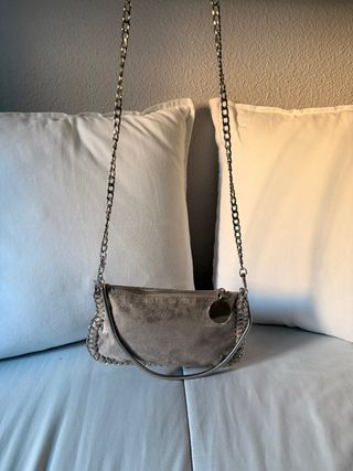 Bolso plateado con cadena