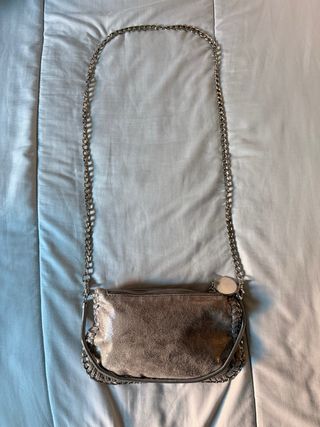 Bolso plateado con cadena