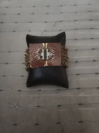 Pulsera dorada con cierre imán