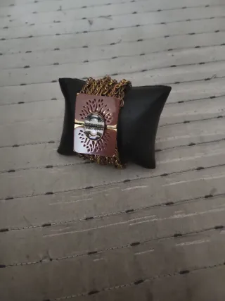 Pulsera dorada con cierre imán