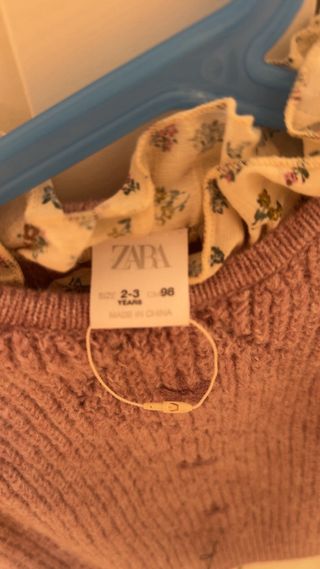 Conjunto floral y chaleco tejido niña