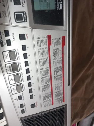 Teclado Roland EM-15 de 60 teclas + 80 efectos