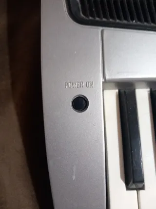 Teclado Roland EM-15 de 60 teclas + 80 efectos