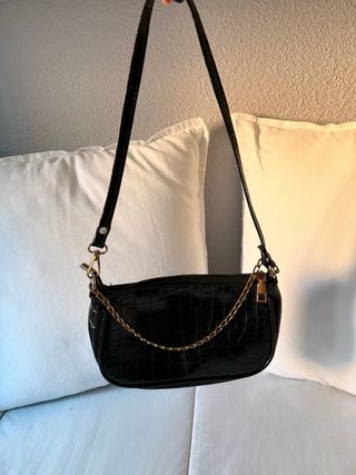 Bolso negro efecto piel con cadena dorada