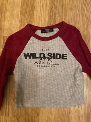 Camiseta Bershka Gris y Roja Manga Larga