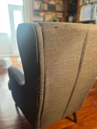 Dos sillones orejeros de tela y madera