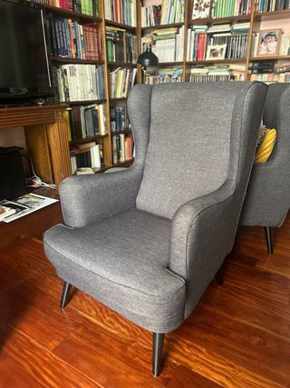 Dos sillones orejeros de tela y madera