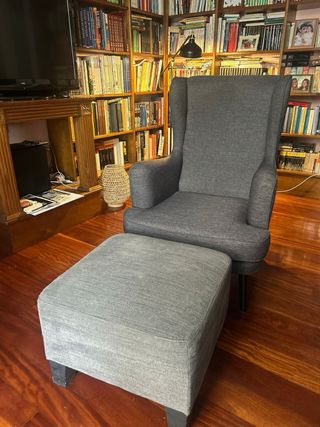 Dos sillones orejeros de tela y madera