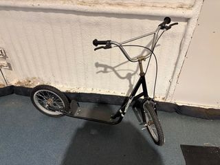 Patinete con ruedas grandes