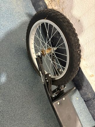 Patinete con ruedas grandes