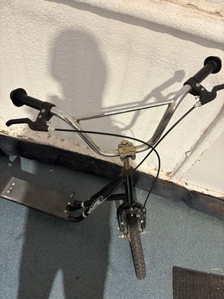 Patinete con ruedas grandes