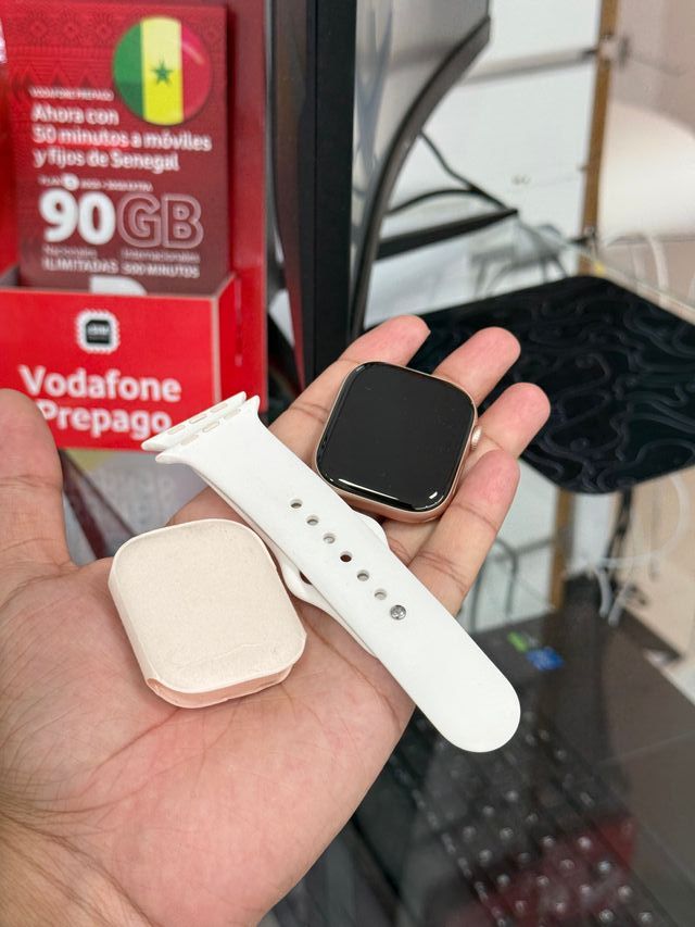 Apple Watch Series 11 (Cellular) in oro in alluminio da 46 mm