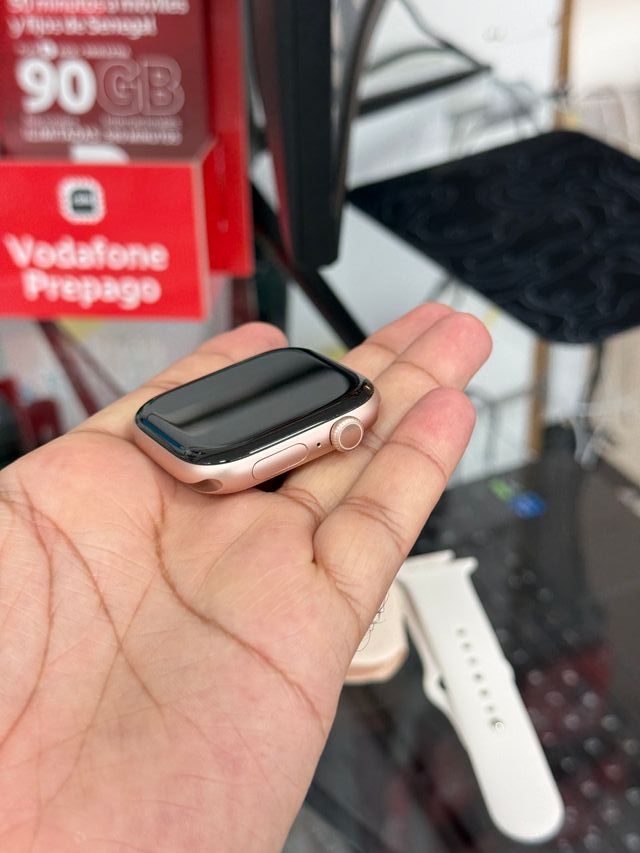 Apple Watch Series 11 (Cellular) in oro in alluminio da 46 mm