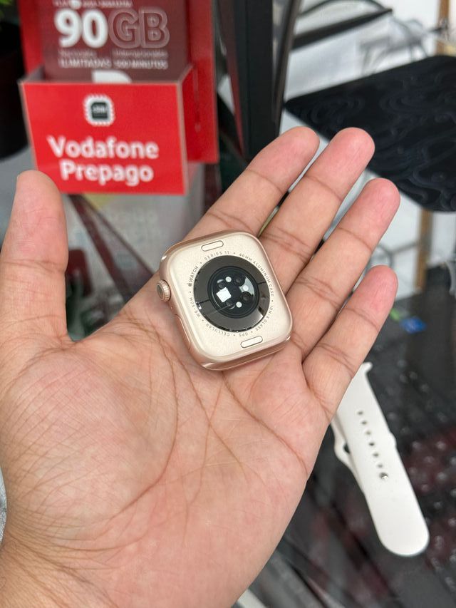 Apple Watch Series 11 (Cellular) in oro in alluminio da 46 mm