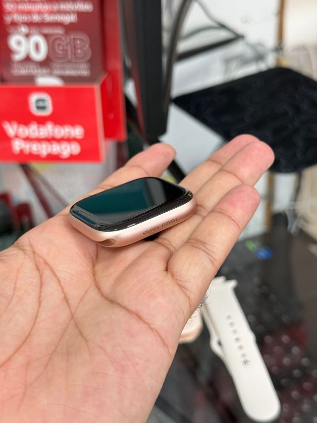 Apple Watch Series 11 (Cellular) in oro in alluminio da 46 mm