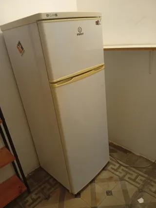 Frigorífico blanco con congelador