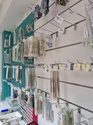 Mueble expositor y colgadores tienda