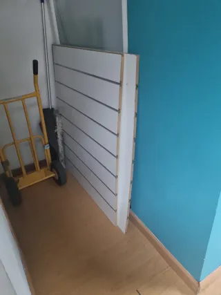 Mueble expositor y colgadores tienda