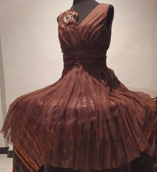 Vestido fiesta seda gasa marrón plisado