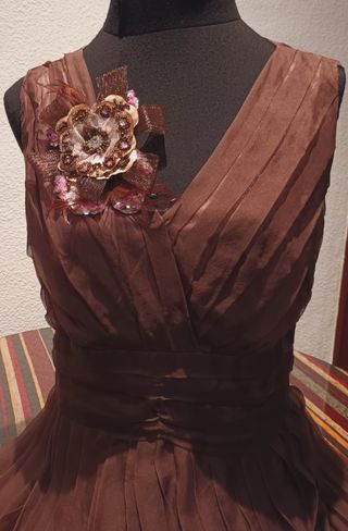 Vestido fiesta seda gasa marrón plisado