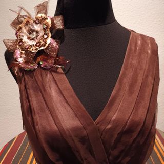 Vestido fiesta seda gasa marrón plisado