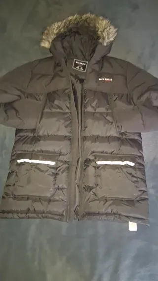 Abrigo McKenzie Negro con Capucha y Pelo,negociabl