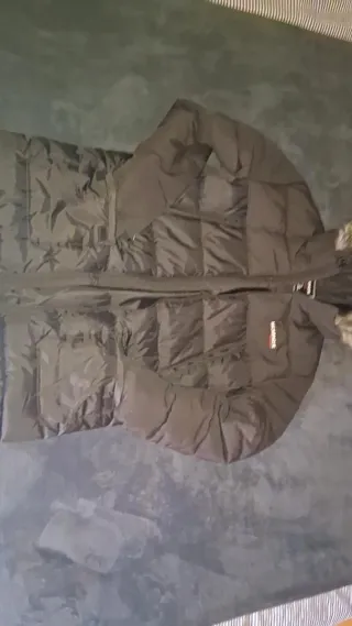 Abrigo McKenzie Negro con Capucha y Pelo,negociabl