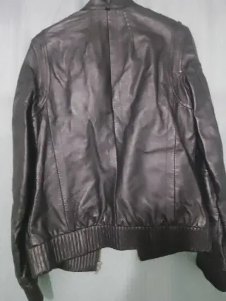 Chaqueta de cuero negra poco uso ,