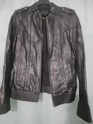 Chaqueta de cuero negra poco uso ,