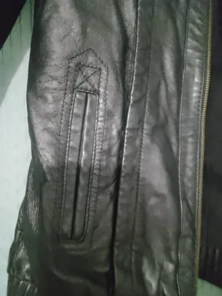 Chaqueta de cuero negra poco uso ,