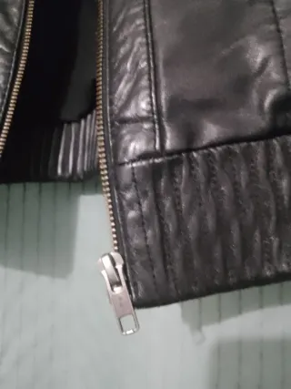 Chaqueta de cuero negra poco uso ,