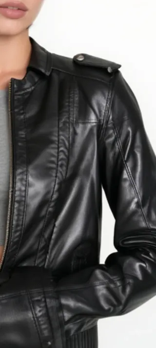 Chaqueta de cuero negra poco uso ,