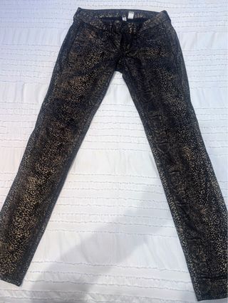Jeans estampado serpiente negro/dorado.