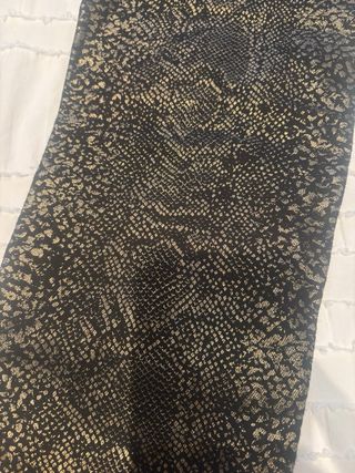 Jeans estampado serpiente negro/dorado.