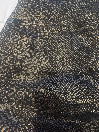 Jeans estampado serpiente negro/dorado.