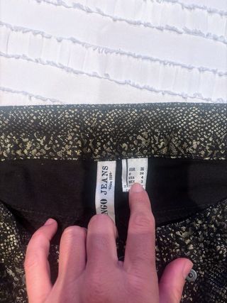 Jeans estampado serpiente negro/dorado.