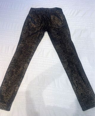 Jeans estampado serpiente negro/dorado.