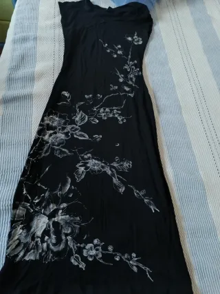 Vestido negro largo con estampado floral