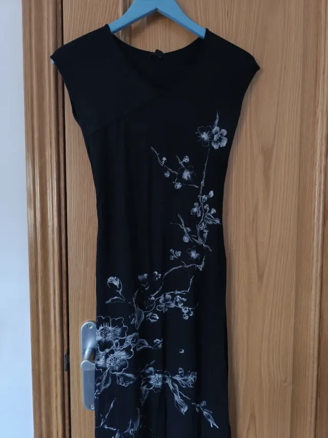 Vestido negro largo con estampado floral