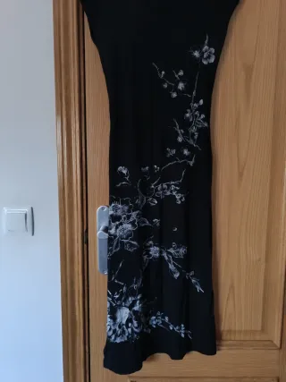 Vestido negro largo con estampado floral