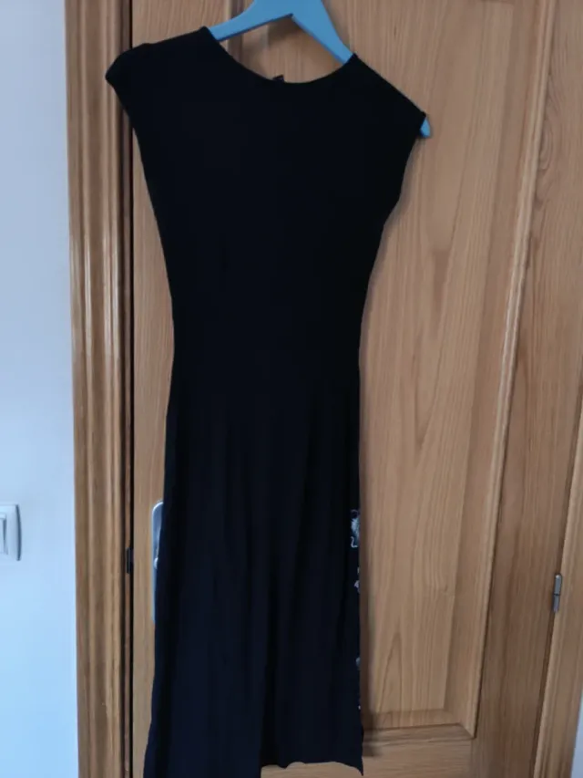 Vestido negro largo con estampado floral