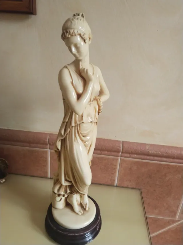 Figura de mujer clásica