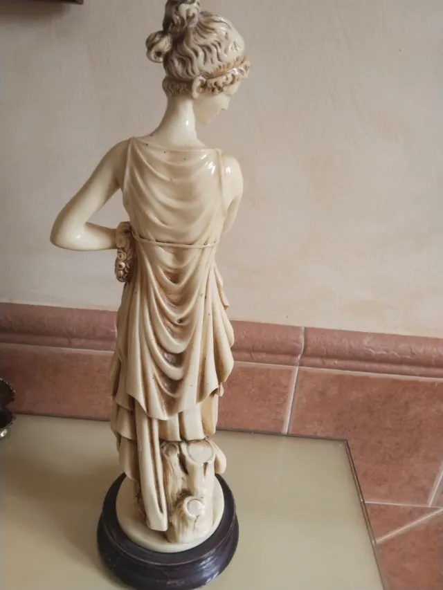 Figura de mujer clásica