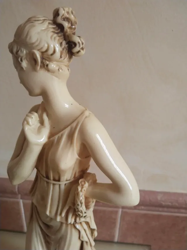 Figura de mujer clásica