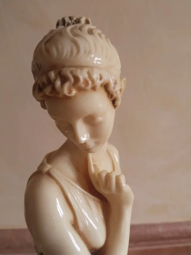 Figura de mujer clásica