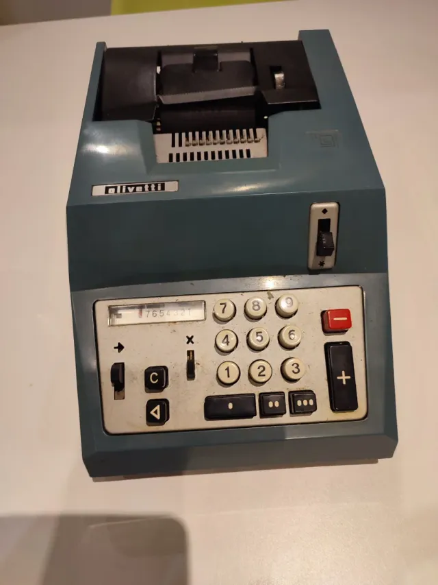 Vecchia calcolatrice Olivetti