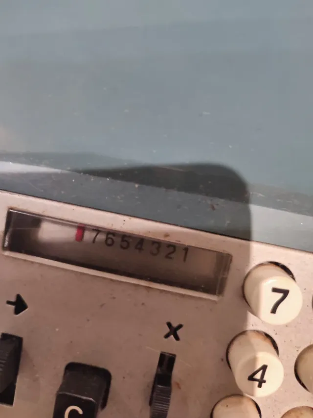 Vecchia calcolatrice Olivetti