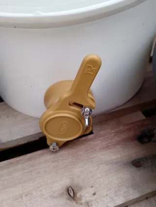 Bidones y madurador para miel